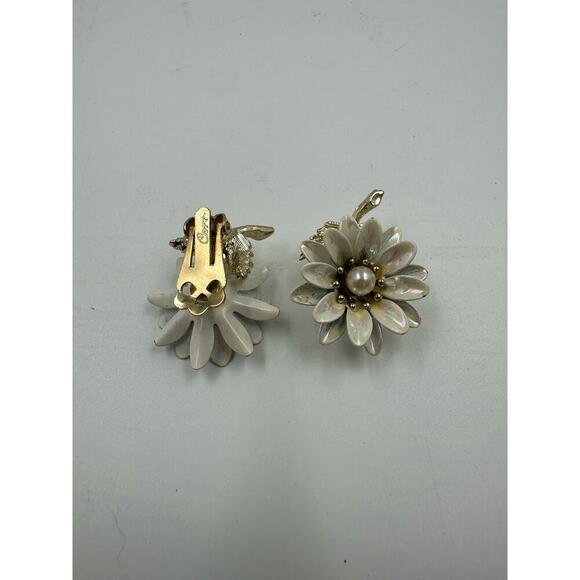 Vintage Cora Daisy Flower Enamel Clip Earrings Delicate 1” - Picture 2 of 3